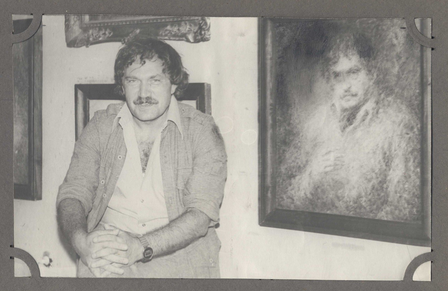 Василий Аксенов рядом с портретом, написанным художником Борисом Биргером. Конец 1970-ых 