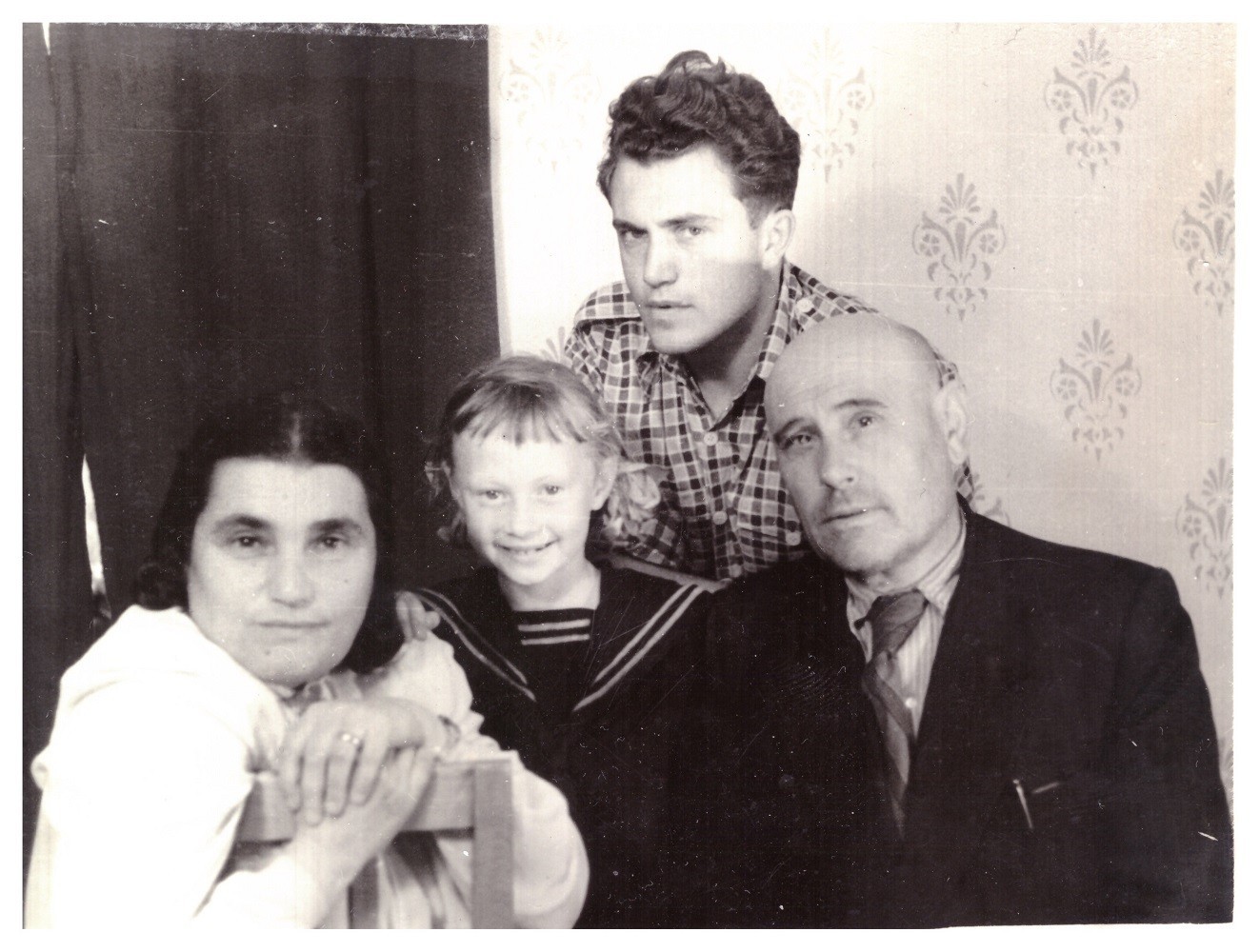 Василий Аксенов со своей матерью Евгенией Гинзбург, ей мужем Антоном Вальтером и их приемной дочерью Антониной, Магадан, 1954